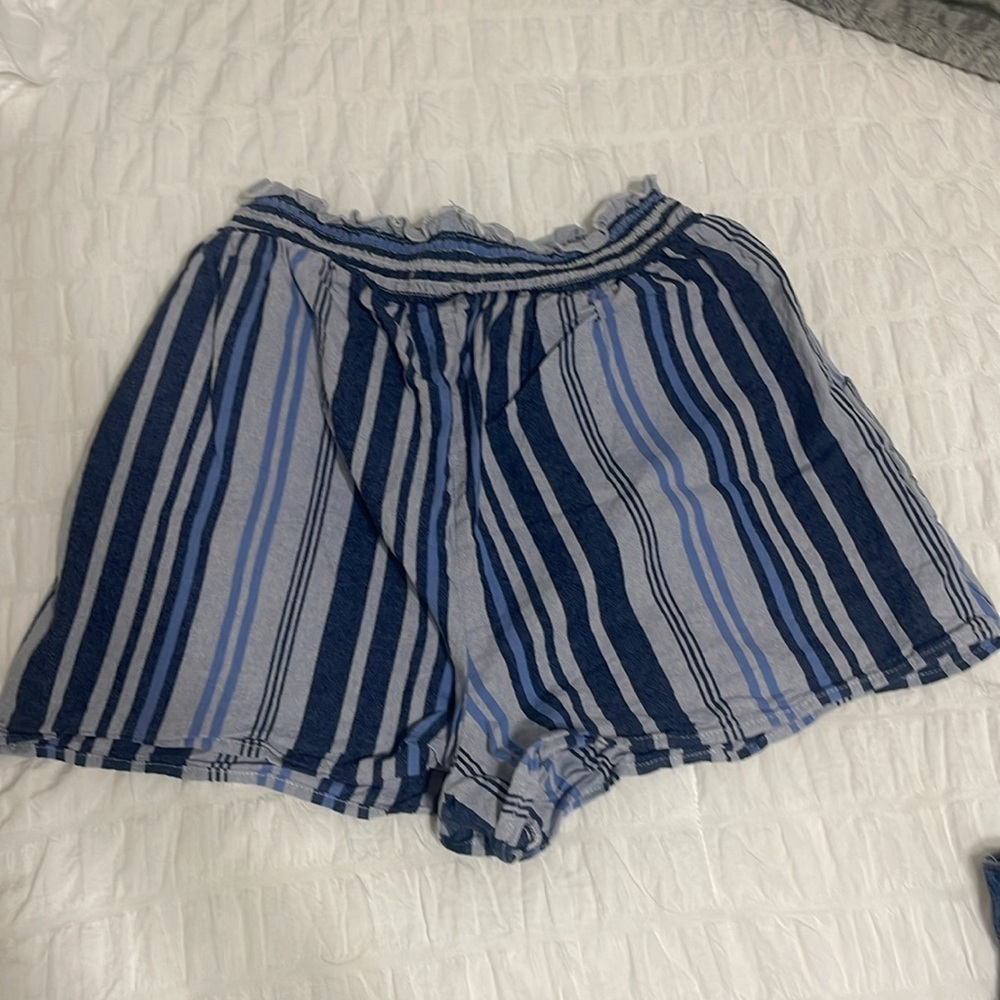 Shorts - Picture 2 of 3